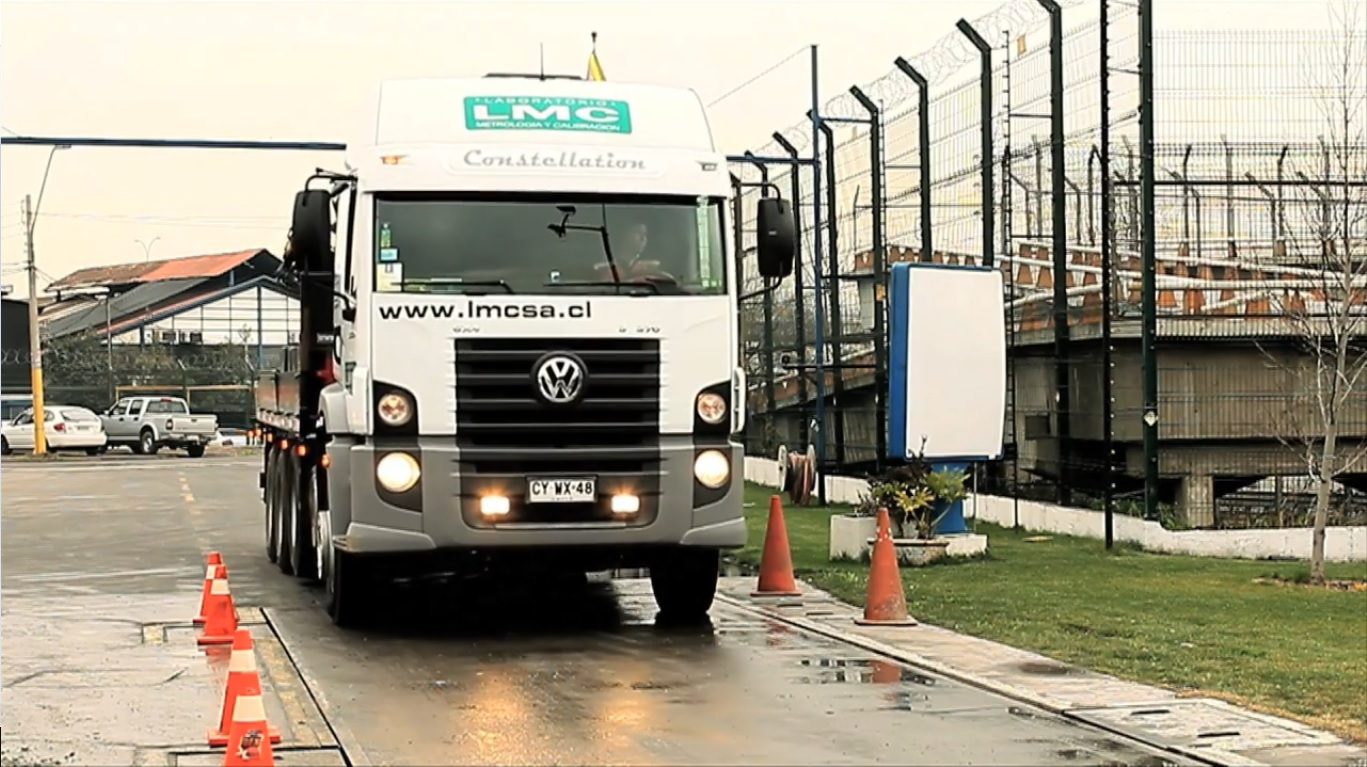 Camión LMC llegando a faena