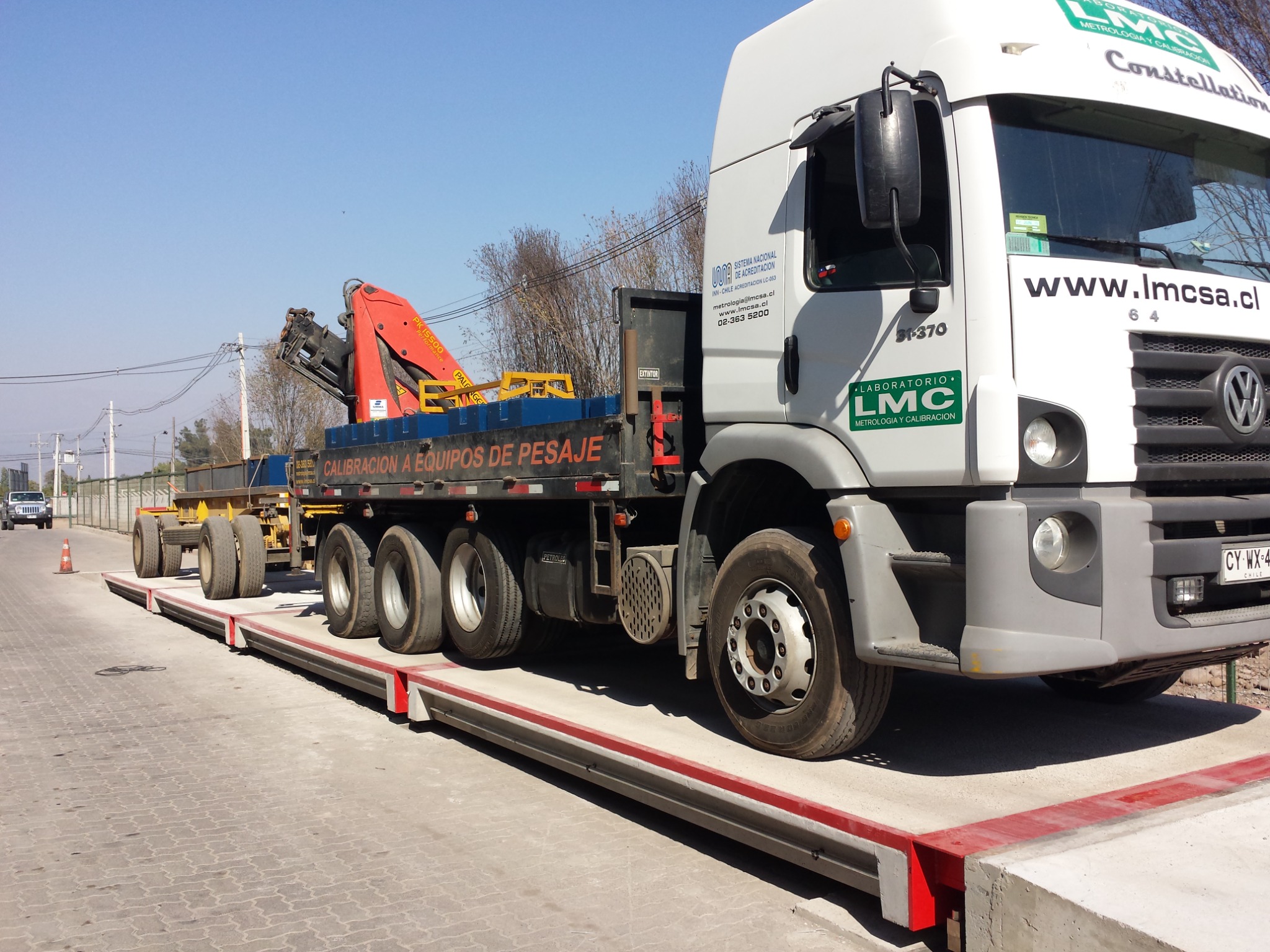 Camión LMC sobre báscula de camión